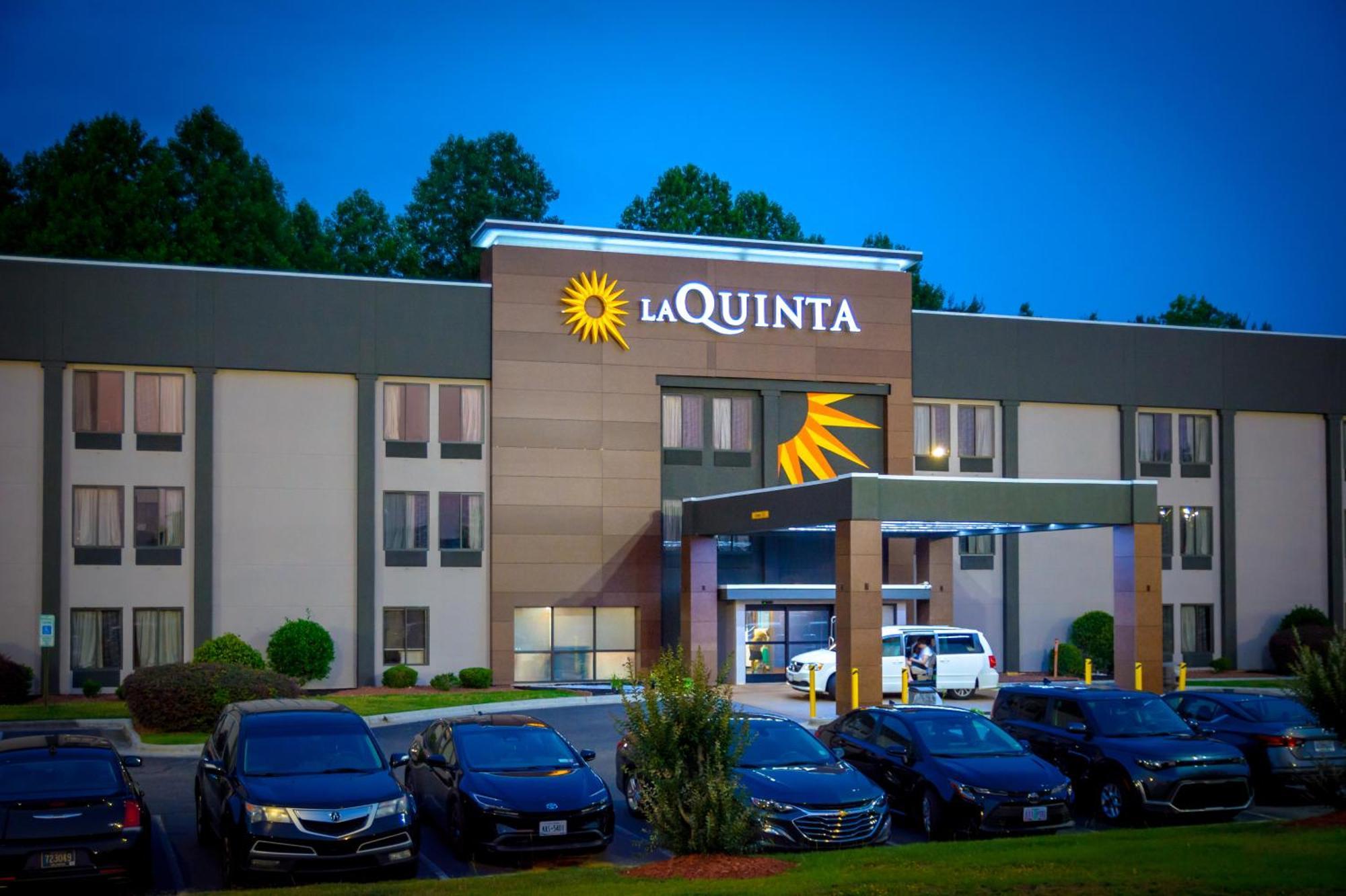 La Quinta Inn & Suites By Wyndham Fayetteville I-95 Exterior photo