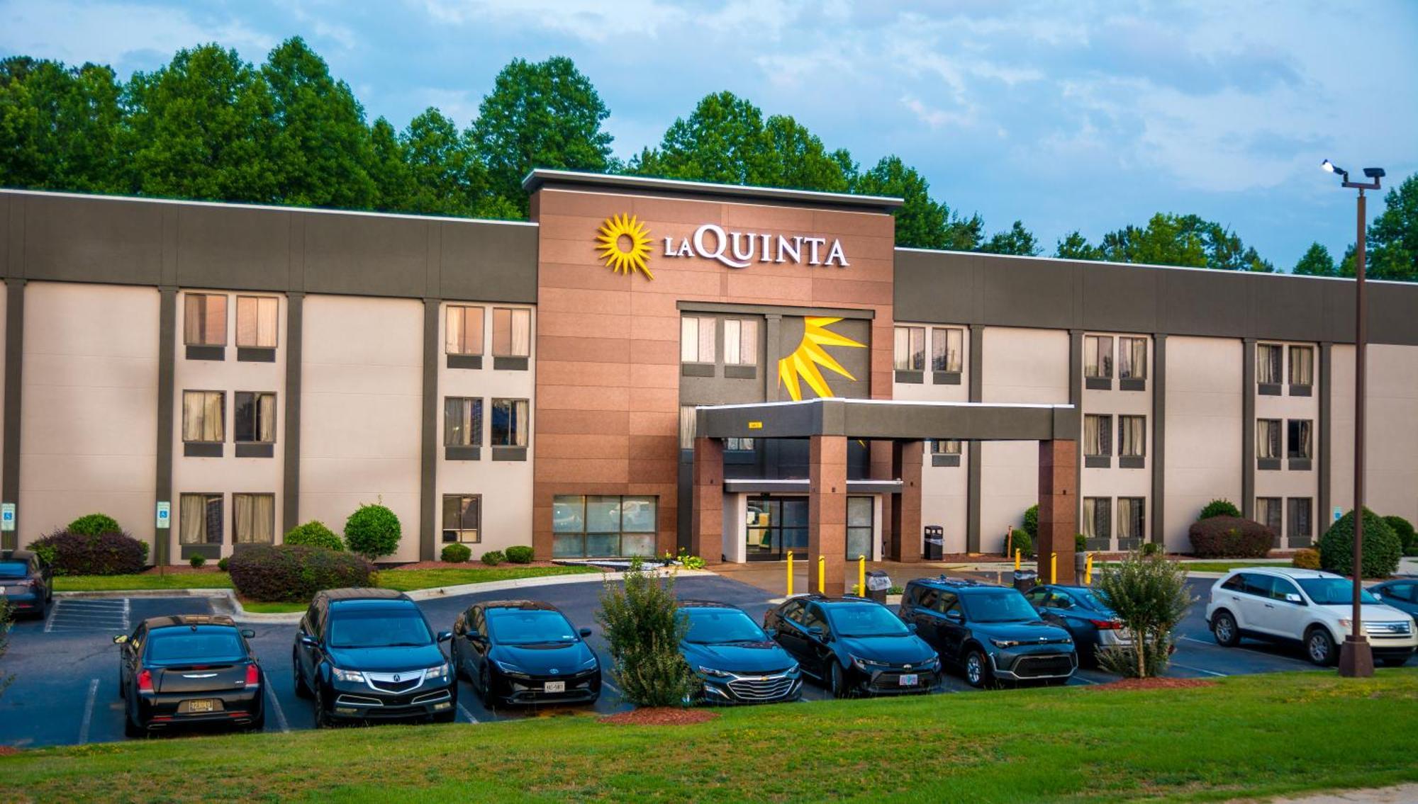 La Quinta Inn & Suites By Wyndham Fayetteville I-95 Exterior photo